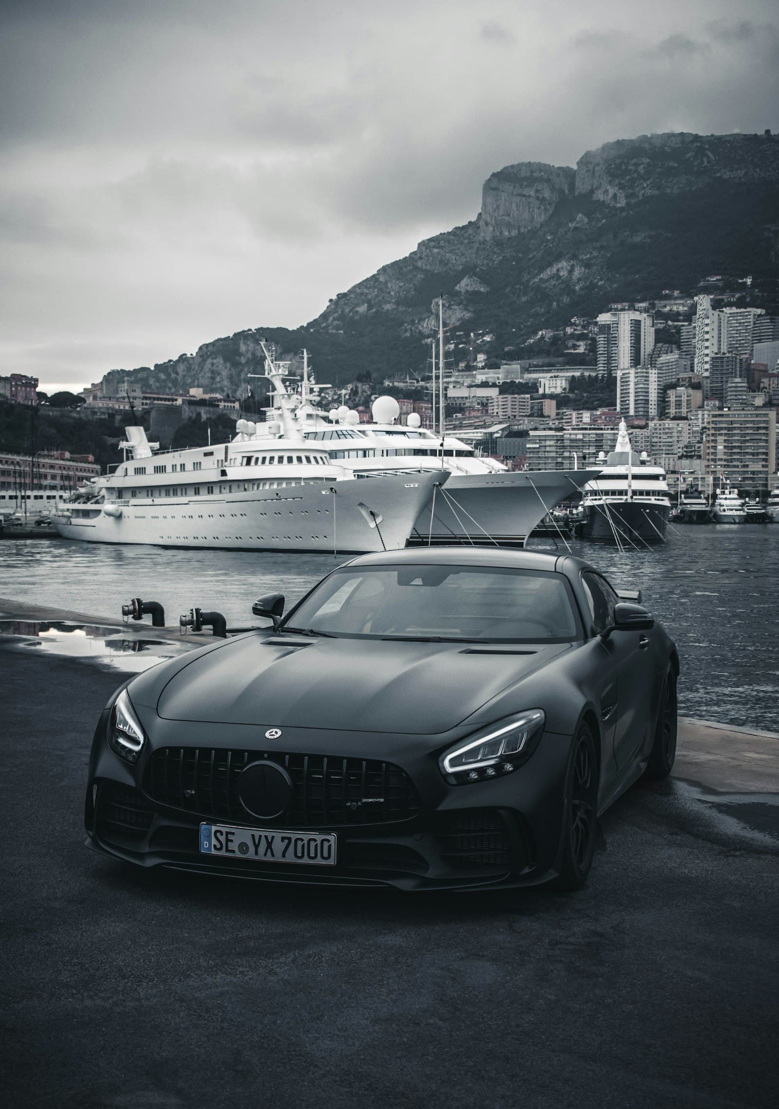 Véhicule de prestige sur le port de Monaco